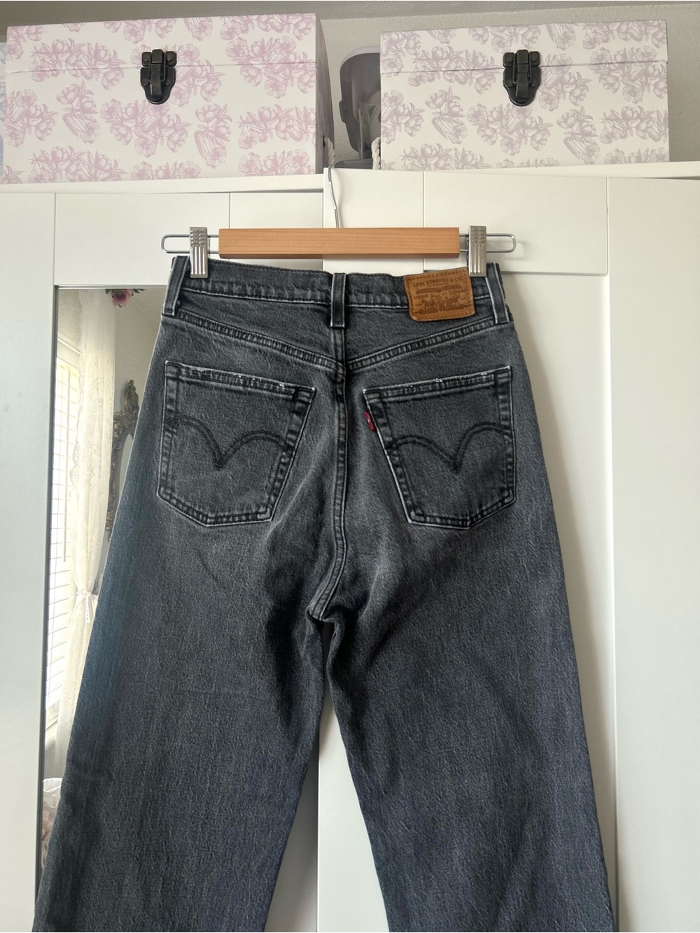 Levi’s black ribcage straight jeans 26